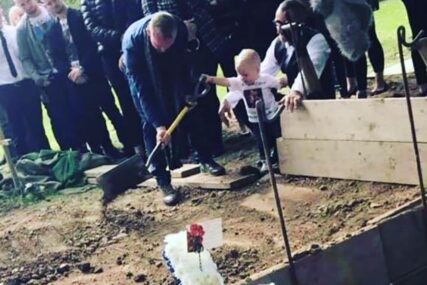 FOTOGRAFIJA KOJA SLAMA SRCA Dječak star 17 MJESECI baca zemlju u grob svog oca kojeg je ubio maloljetnik