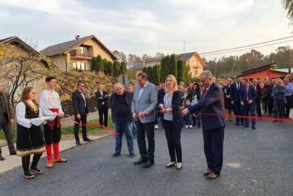 Dodik i Cvijanovićeva pustili u saobraćaj rekonstruisani put od Crnaja do Šeškovaca