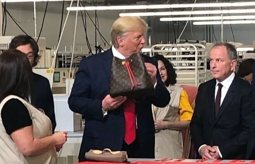POLITIKA I MODA NA ISTOM MJESTU Donald Tramp otvorio fabriku ženskih torbica (VIDEO)