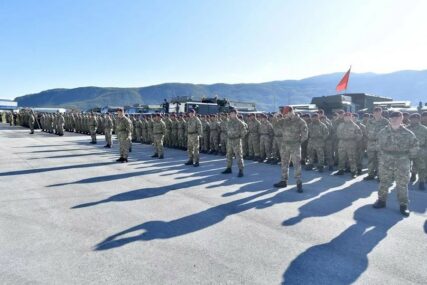 "SPREMNI SMO DA ODGOVORIMO NA SVAKU PRIJETNJU" Postrojavanje vojnika EUFOR kod Sarajeva