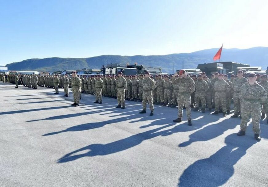 "SPREMNI SMO DA ODGOVORIMO NA SVAKU PRIJETNJU" Postrojavanje vojnika EUFOR kod Sarajeva