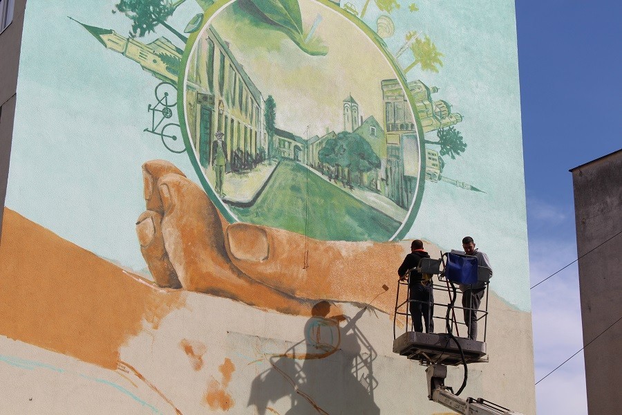 Slikari uređuju fasade u Gradiški: Murali unijeli svježinu u srce grada