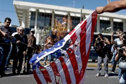 POBUNA ZBOG POMPEA Demonstranti u Grčkoj ZAPALILI američku zastavu (VIDEO)