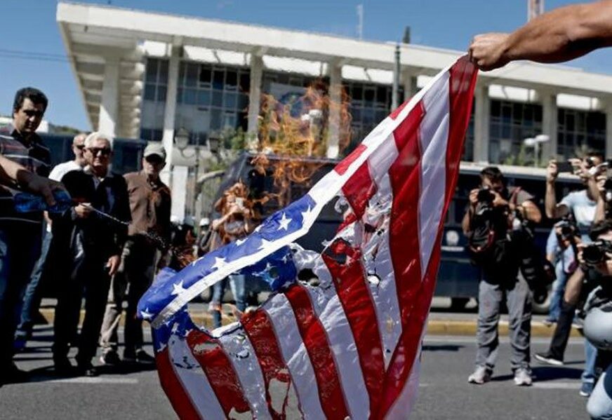 POBUNA ZBOG POMPEA Demonstranti u Grčkoj ZAPALILI američku zastavu (VIDEO)