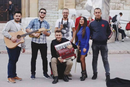 PRVENAC Zaigrajte Balkan kolo virtuoza na harmonici Harisa Kaltaka (VIDEO)