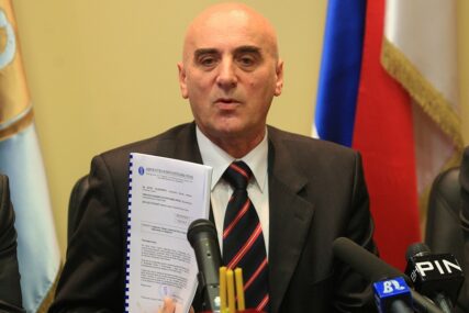 DRŽAVNI SLUŽBENICI NIJEMO POSMATRALI INCIDENT Čizmović ošamario advokata Melihu Filipović (85)