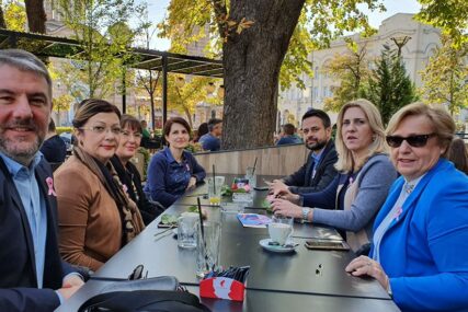 UŽIVAJU U LIJEPOM VREMENU Predsjednica Srpske i ministri na kafi u hotelu Bosna (FOTO)