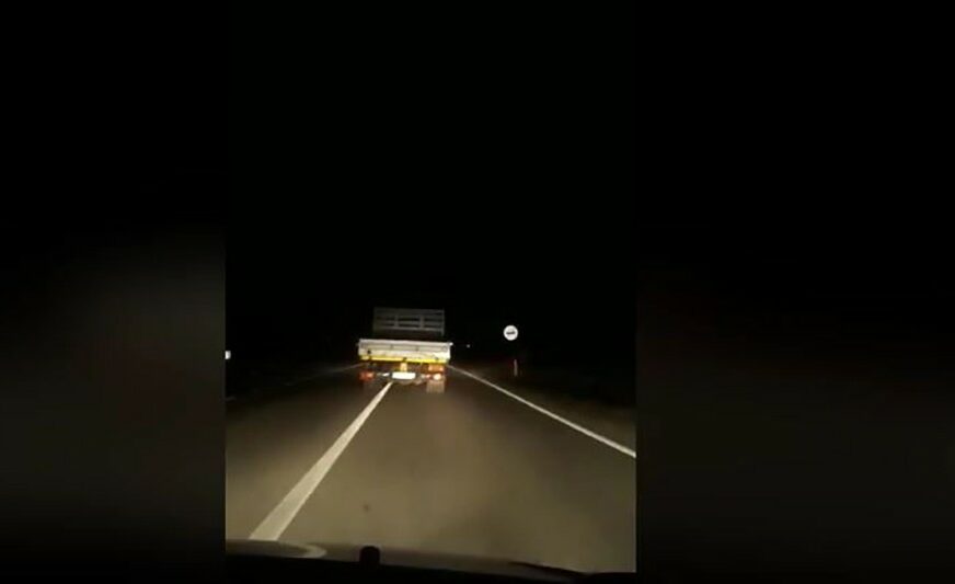 ŠOKANTNO Bahati kamiondžija namjerno blokirao put drugim vozačima da ga ne bi obišli (VIDEO)