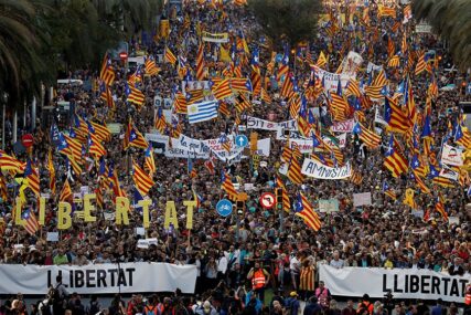 “ZATVOR NIJE RJEŠENJE” 350.000 ljudi marširalo je ulicama Barselone