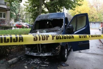 VATRA PROGUTALA KOMBI Buktinja potpuno uništila vozilo (VIDEO)