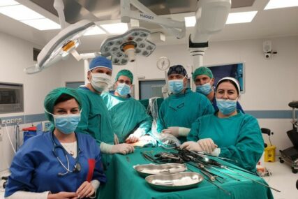 USPJEH BANJALUČKIH LJEKARA Prvi put na UKC RS izvedena laparoskopska operacija hernije jednjaka