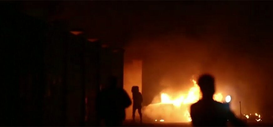 U PLAMENU I POLICIJSKO VOZILO Migranti zapalili nekoliko automobila (VIDEO)