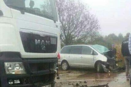 VOZAČI, SMANJITE GAS Tri mladića povrijeđena prilikom sudara automobila s kamionom
