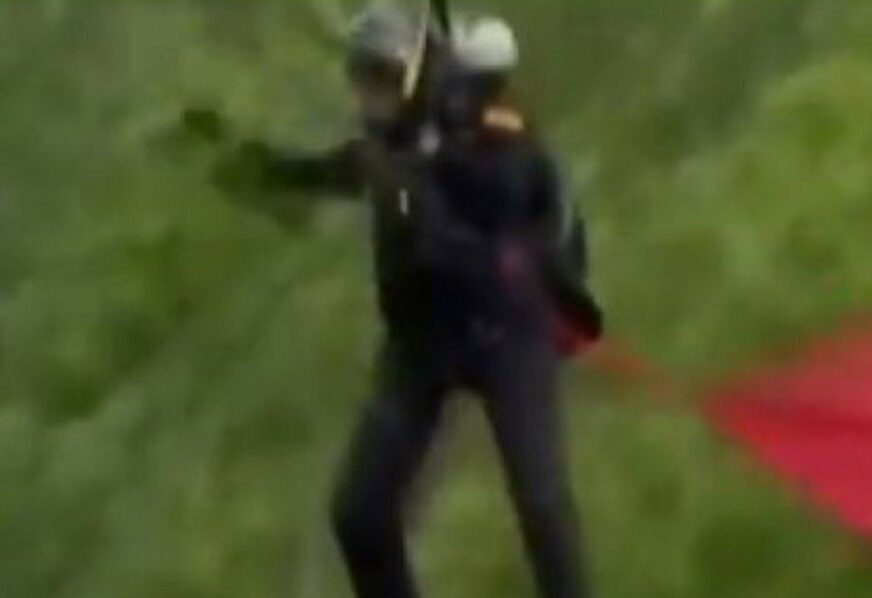 ŠOU NA VOJNOJ PARADI Umjesto da kralju preda zastavu, padobranac udario u banderu (VIDEO)