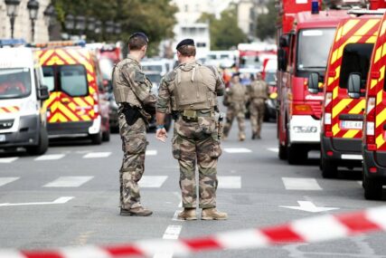 ALARMIRANA POLICIJA Stanica u Parizu evakuisana zbog sumnjive naprave