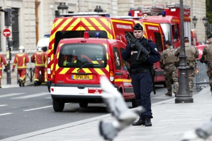 HODAO ULICOM S MAČETOM Pariska policija uhapsila muškarca po prijavi građana