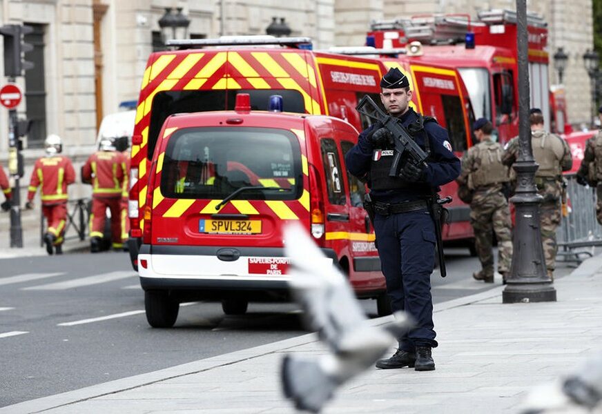 HODAO ULICOM S MAČETOM Pariska policija uhapsila muškarca po prijavi građana