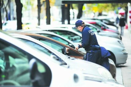Sve prijavljeno policiji: U Tesliću oštećeni retrovizori na više parkiranih automobila