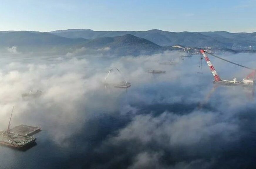 POSTAVLJENO 139 PILOTA Ogromni stubovi budućeg Pelješkog mosta izronili iz Jadrana (VIDEO)