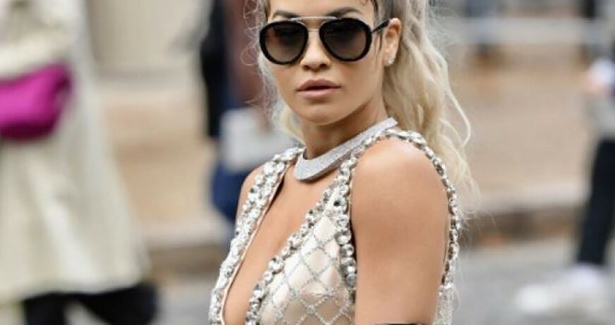 POKAZALA ČIME RASPOLAŽE Rita Ora oduševila u haljinici i otkrila BUJNO POPRSJE (FOTO)