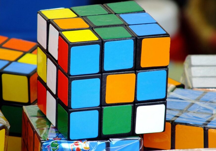 VIŠE OD IGRE Slaganje Rubikove kocke pomaže u razvoju logike i jača samopouzdanje