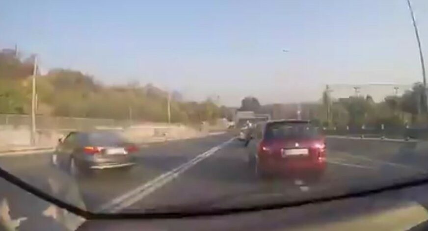 BEZ IMALO GRIŽE SAVJESTI Bahati vozač se okreće preko dvije pune linije (VIDEO)