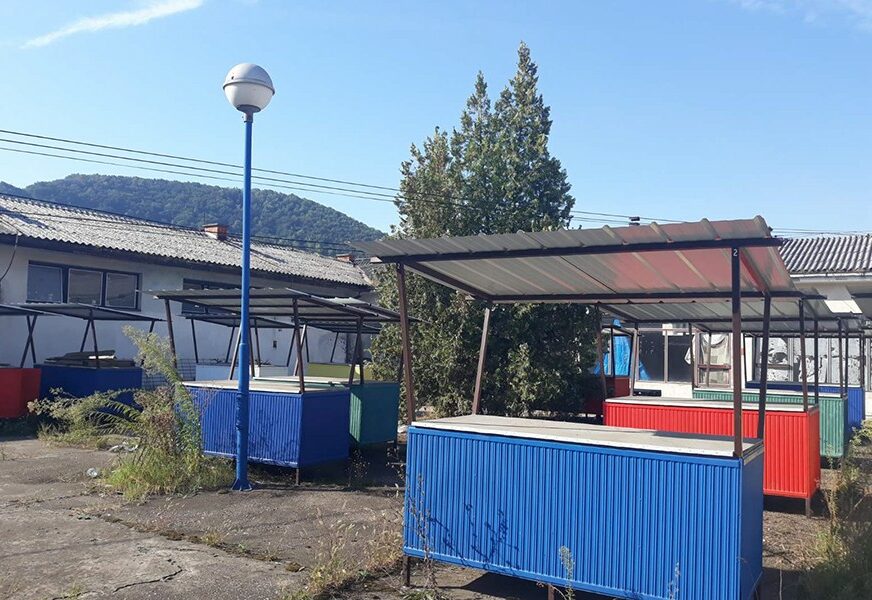 DECENIJAMA BEZ ZELENE PIJACE Po voće i povrće idu u susjedne opštine