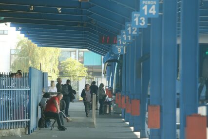 Na peronu čeka vlasnicu: Pas trčao za autobusom koliko ga nose, pa se vratio na mjesto odakle je ispratio djevojčicu (FOTO)