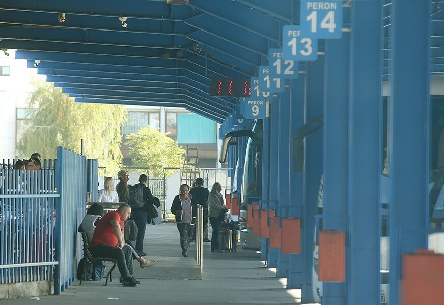 Na peronu čeka vlasnicu: Pas trčao za autobusom koliko ga nose, pa se vratio na mjesto odakle je ispratio djevojčicu (FOTO)