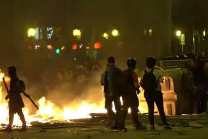 HAOS TREĆU NOĆ ZAREDOM Oštri sukobi policije i demonstranata, DIM I VATRA NAD GRADOM (VIDEO)