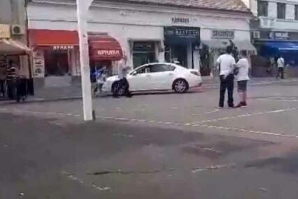 PROLAZNICI ŠOKIRANI I BIJESNI Bahati vozač došao autom na Gradski trg da KUPI KOKICE (VIDEO)