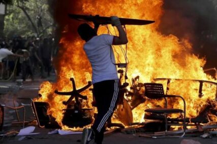 SUPERHEROJ PROTESTA U ČILEU Demonstrant je ovakvim ŠTITOM OD POLICIJE privukao pažnju svijeta (FOTO)