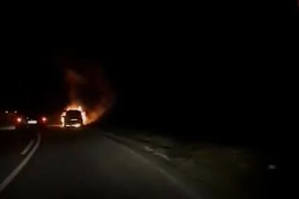 BUKTINJA NA PUTU Zapalio se automobil na Romaniji (VIDEO)