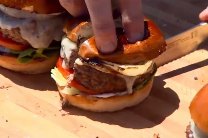 TAJNI SASTOJAK GORDONA REMZIJA Malom cakom do savršenog burgera (VIDEO)