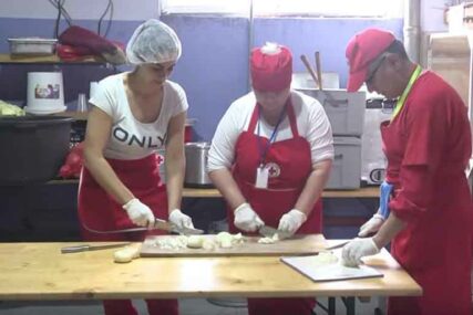 NAMAZ, MESO, SALATA... U ovoj kuhinji sprema se hrana za 700 migranata, to izgleda OVAKO (VIDEO)