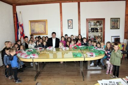 Mališani dječijeg vrtića u Loparama posjetili načelnika opštine