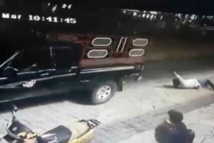 NIJE ISPUNIO OBEĆANJE Gradonačelnika zbog lošeg puta vezali za kamion i VUKLI PO ULICI (VIDEO)