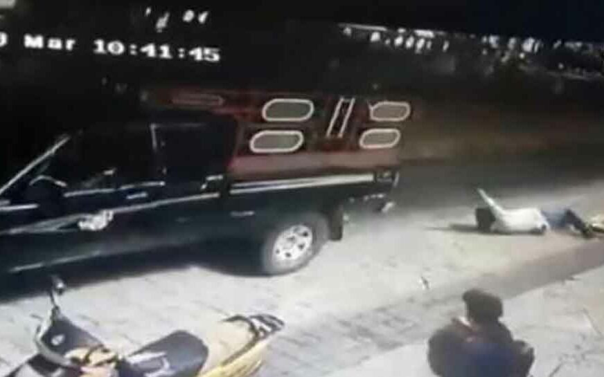 NIJE ISPUNIO OBEĆANJE Gradonačelnika zbog lošeg puta vezali za kamion i VUKLI PO ULICI (VIDEO)