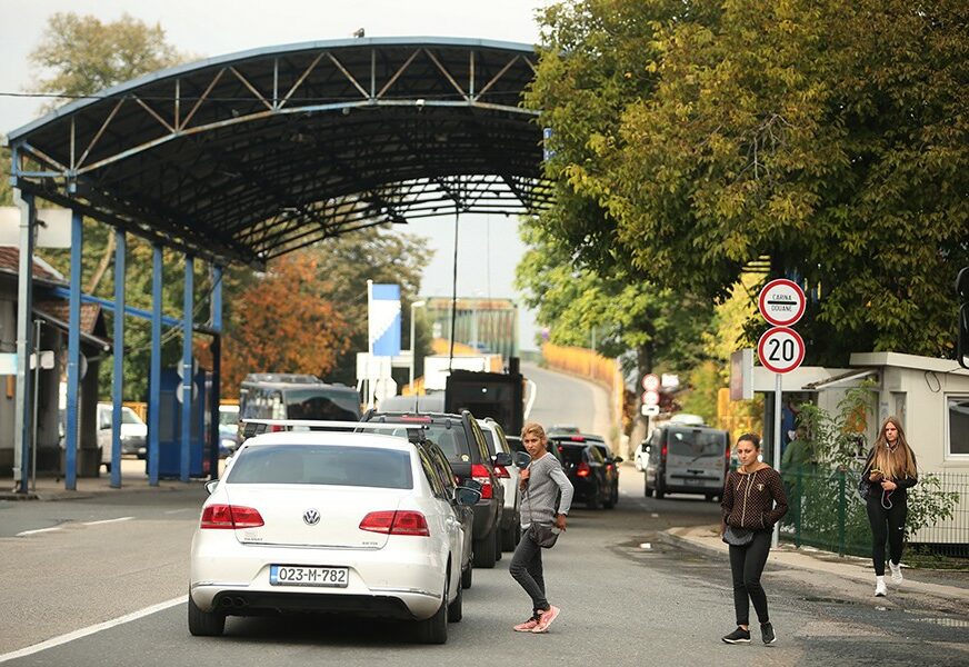 MJERE DANAS STUPAJU NA SNAGU Hrvatska privremeno ograničila prelazak preko svih graničnih prelaza