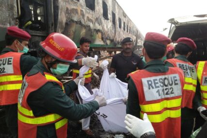 TRAGEDIJA U PAKISTANU Požar u vozu, poginule 62 osobe (FOTO)