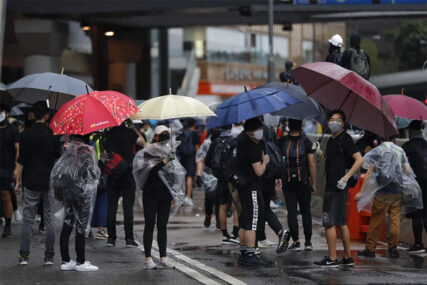 Protesti ne jenjavaju: Hiljade demonstranata u Hong Kongu PROTIV ZABRANE NOŠENJA MASKI