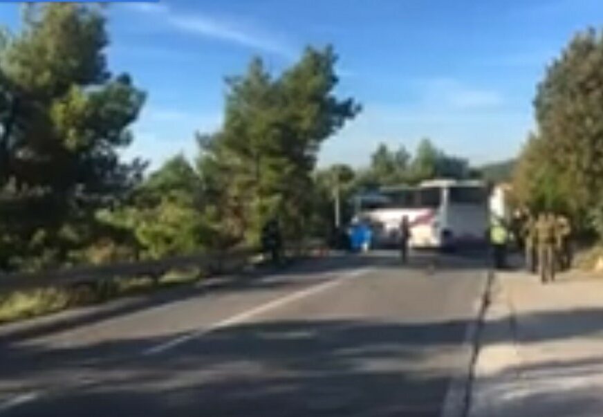 AUTOMOBIL PODLETIO POD AUTOBUS U nesreći kod Klisa poginula žena, osam osoba povrijeđeno (VIDEO) 