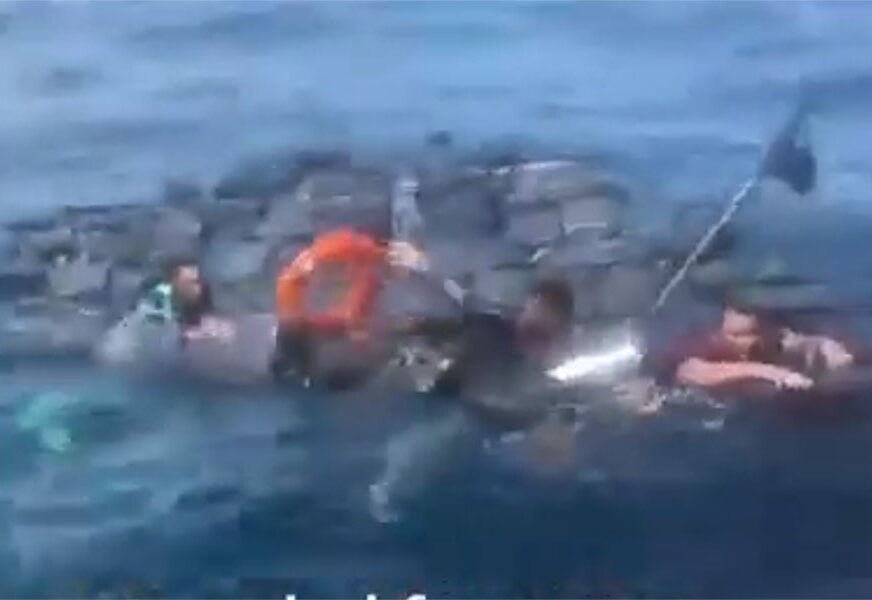 SPASENI I PREBAČENI U ZATVOR Krijumčari preživjeli brodolom držeći se za pakete droge (VIDEO)