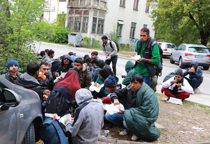 “NE ŽELE DA OSTANU” U Tuzlu svakodnevno pristiže sve više migranata o kojima GRAĐANI BRINU