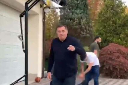 IMA LI KO DA MU STANE NA CRTU Milorad Dodik pokazao zavidno znanje u košarkaškoj akciji (VIDEO)