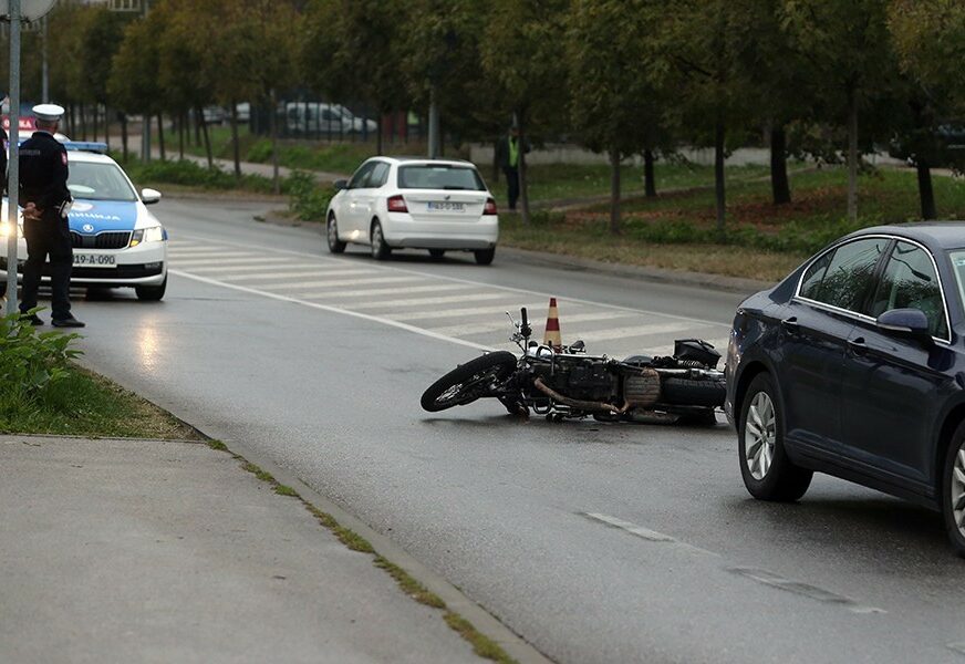 Saobraćajna nesreća u Bijeljini: U sudaru “golfa” i motora POVRIJEĐEN MOTOCIKLISTA
