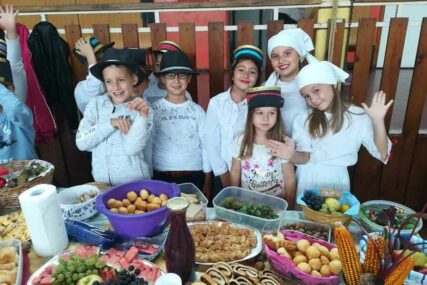 "IMAM PRAVO DA SE HRANIM ZDRAVO" Osnovci iz Vrbanje obilježili Nedjelju dječjih prava (FOTO)