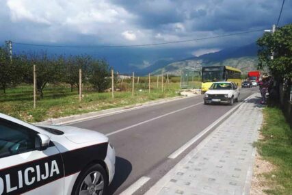 HITNO PREVEZENA U BOLNICU Djevojčica (12) izašla iz autobusa, pokosio je automobil