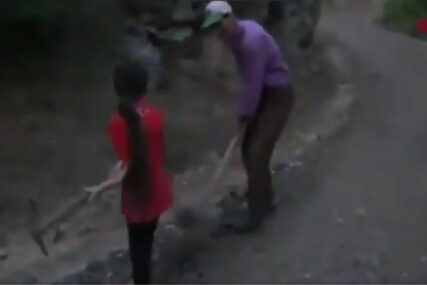 DIVNA PRIČA Otac i kćerka izgradili put kroz planinu do škole (VIDEO)