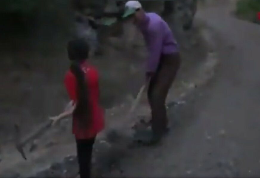 DIVNA PRIČA Otac i kćerka izgradili put kroz planinu do škole (VIDEO)